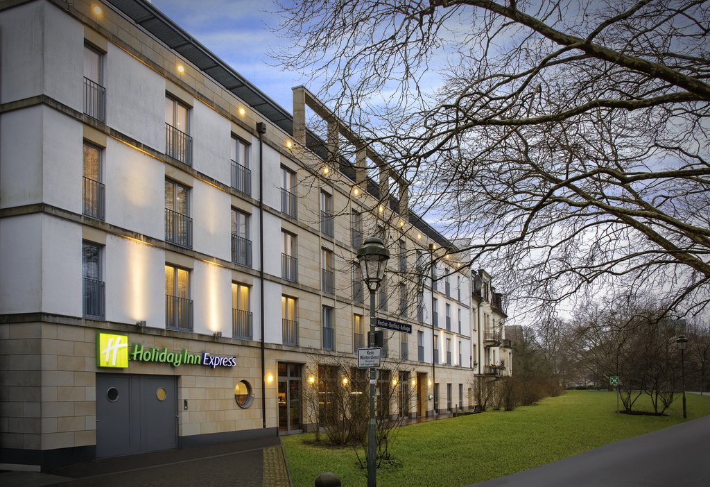 Holiday Inn Express in a leafy area a short walk from the centre.
