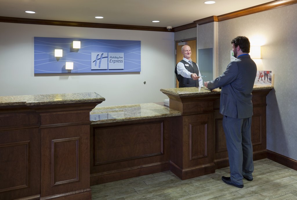 Welcome to the Holiday Inn Express & Suites Bloomington West