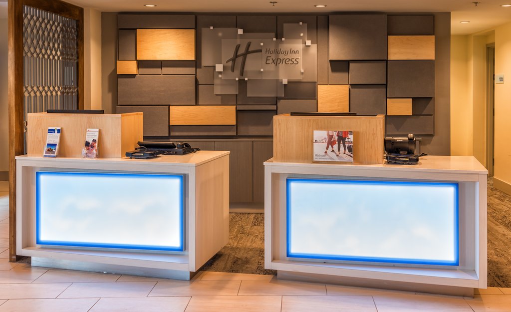 Welcome to Charleston - Newly Renovated Front Desk