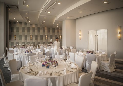 Contemporary dinner set-up in Al Noor, The Event Centre