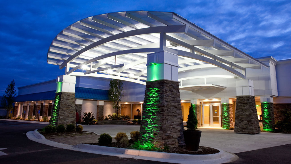 Full-service Holiday Inn Spring Lake near Lake Michigan Beaches