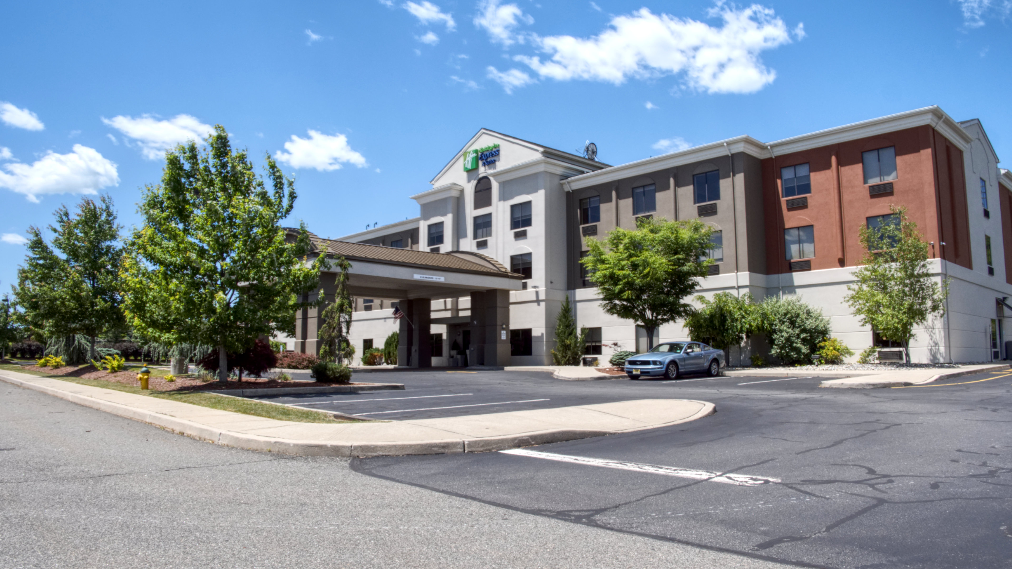 Holiday Inn Express Hotel & Suites