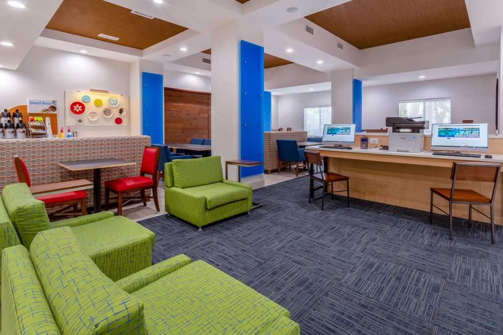 Meet with friends and colleagues before dinner in our atrium