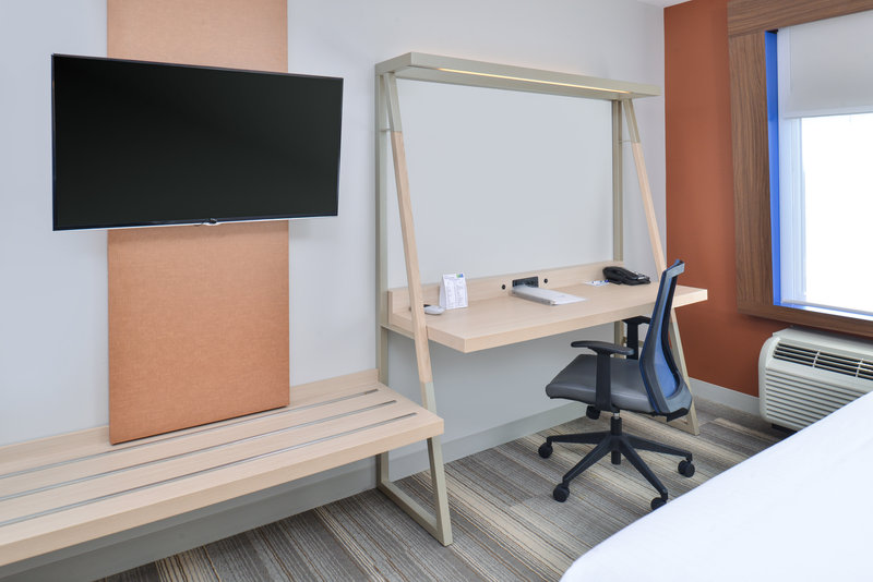Holiday Inn Express and Suites Farmington Hills – Detroit