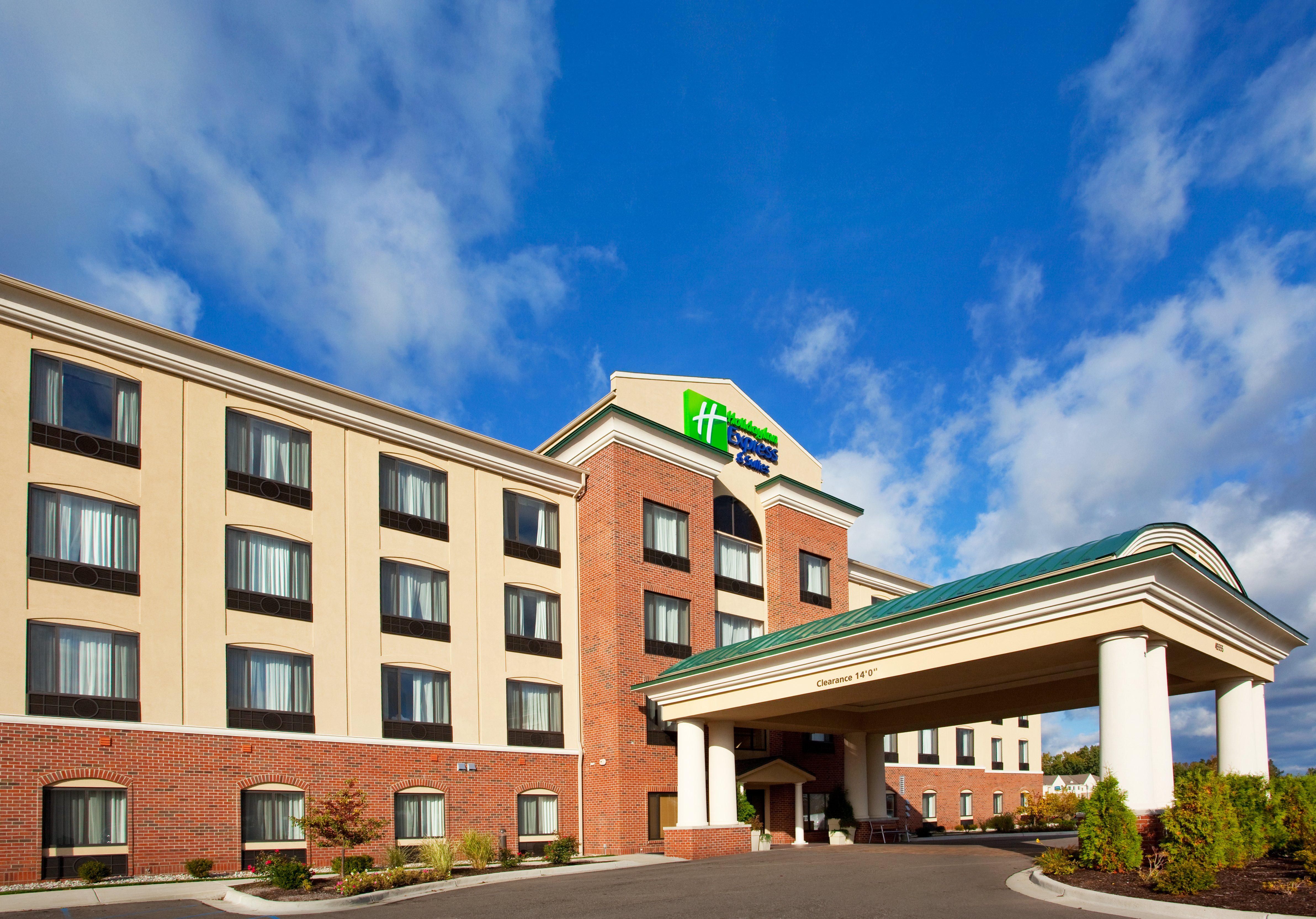 Holiday Inn Express Hotel & Suites