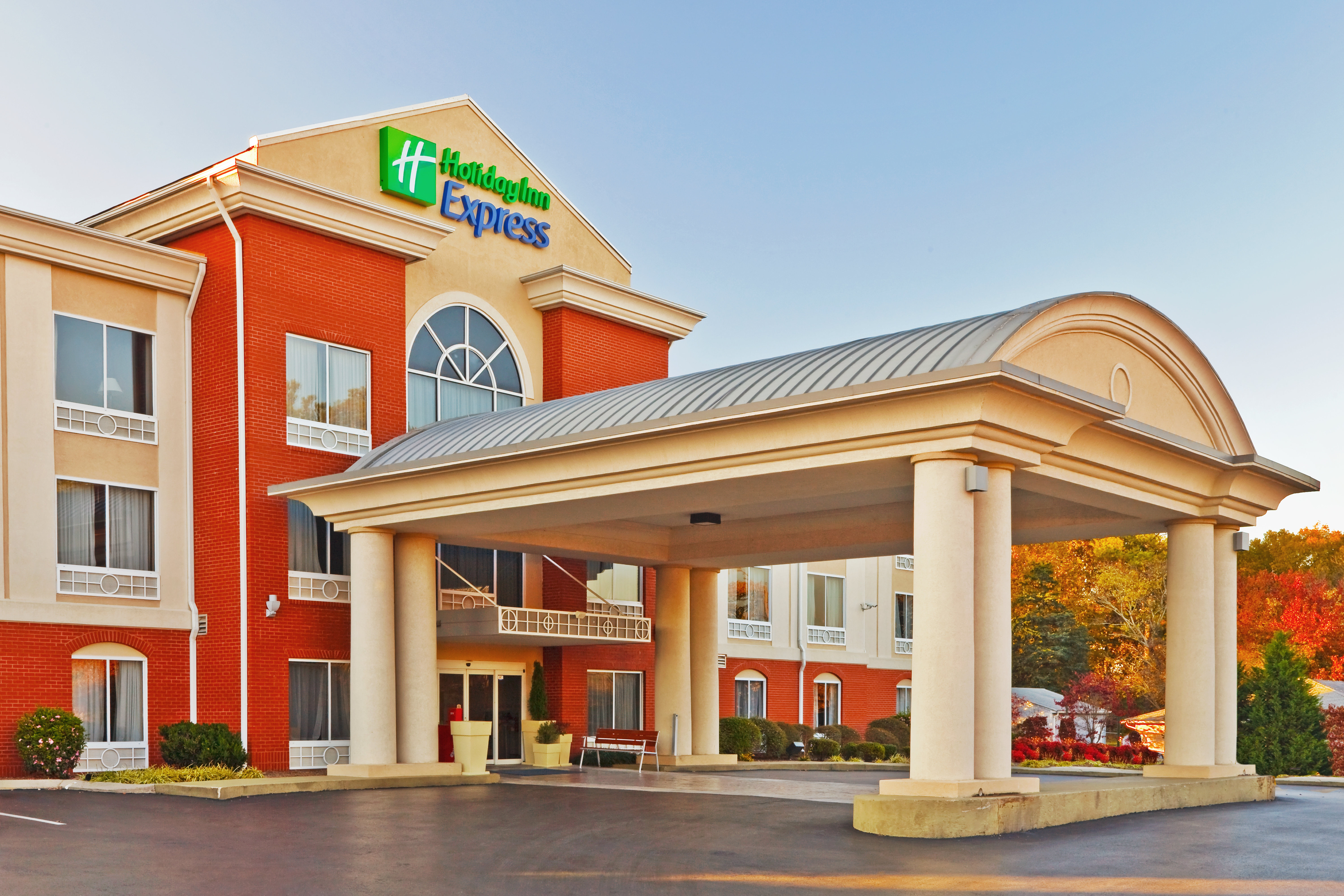 Holiday Inn Express Hotel & Suites