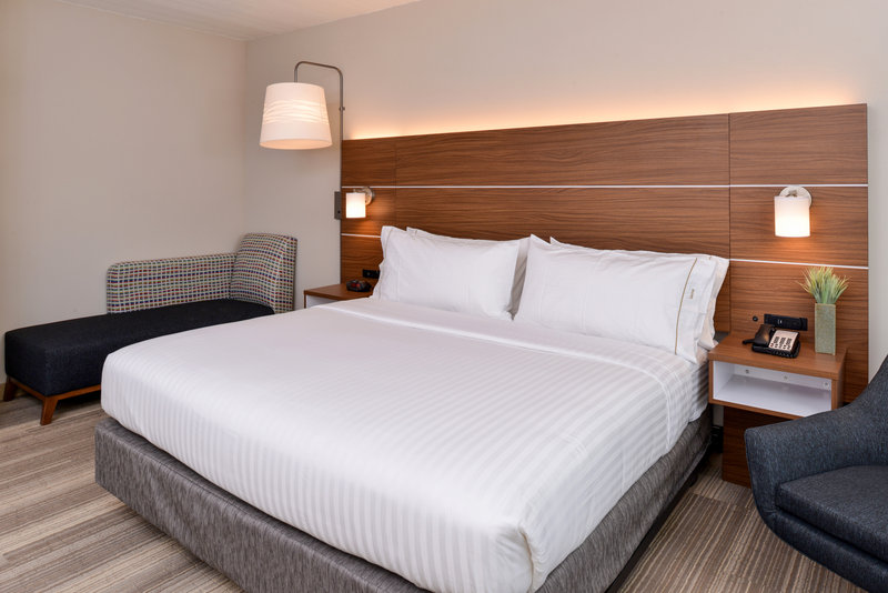 Holiday Inn Express and Suites St. Petersburg – Seminole Area