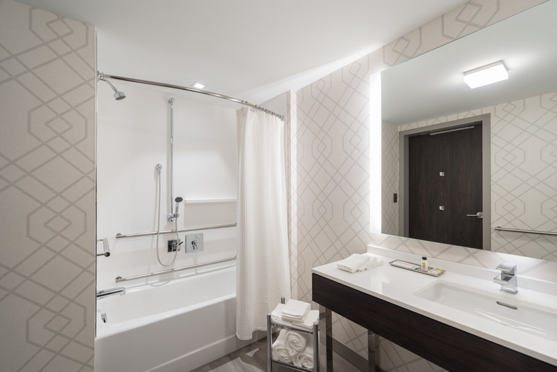 KING HEAR MOBILITY ACCESSIBLE TUB NOSMK