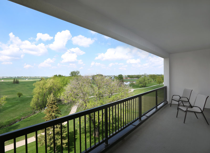 Holiday Inn Suites Sioux Falls – Airport