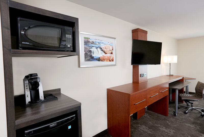 Holiday Inn Suites Sioux Falls – Airport