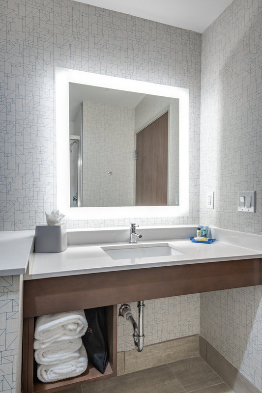 Holiday Inn Express and Suites Dallas North – Addison
