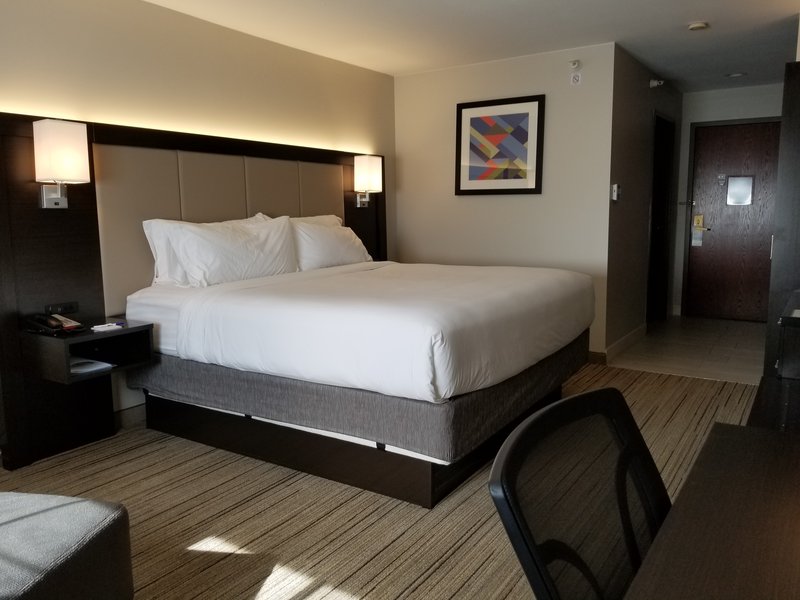 1 KING BED NONSMOKING