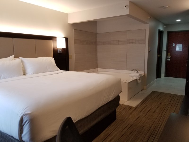 HOLIDAY INN EXPRESS BIRCH RUN