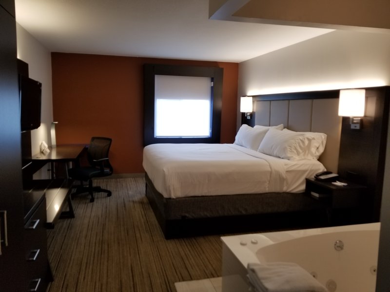 HOLIDAY INN EXPRESS BIRCH RUN