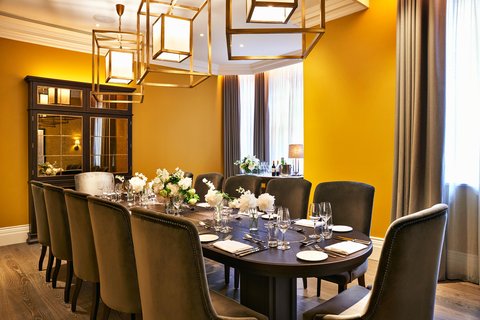 Our meeting rooms combine elegant looks with smart IT