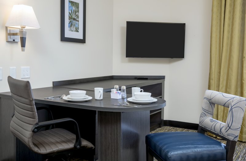 Candlewood Inn and Suites Kendall Aiport