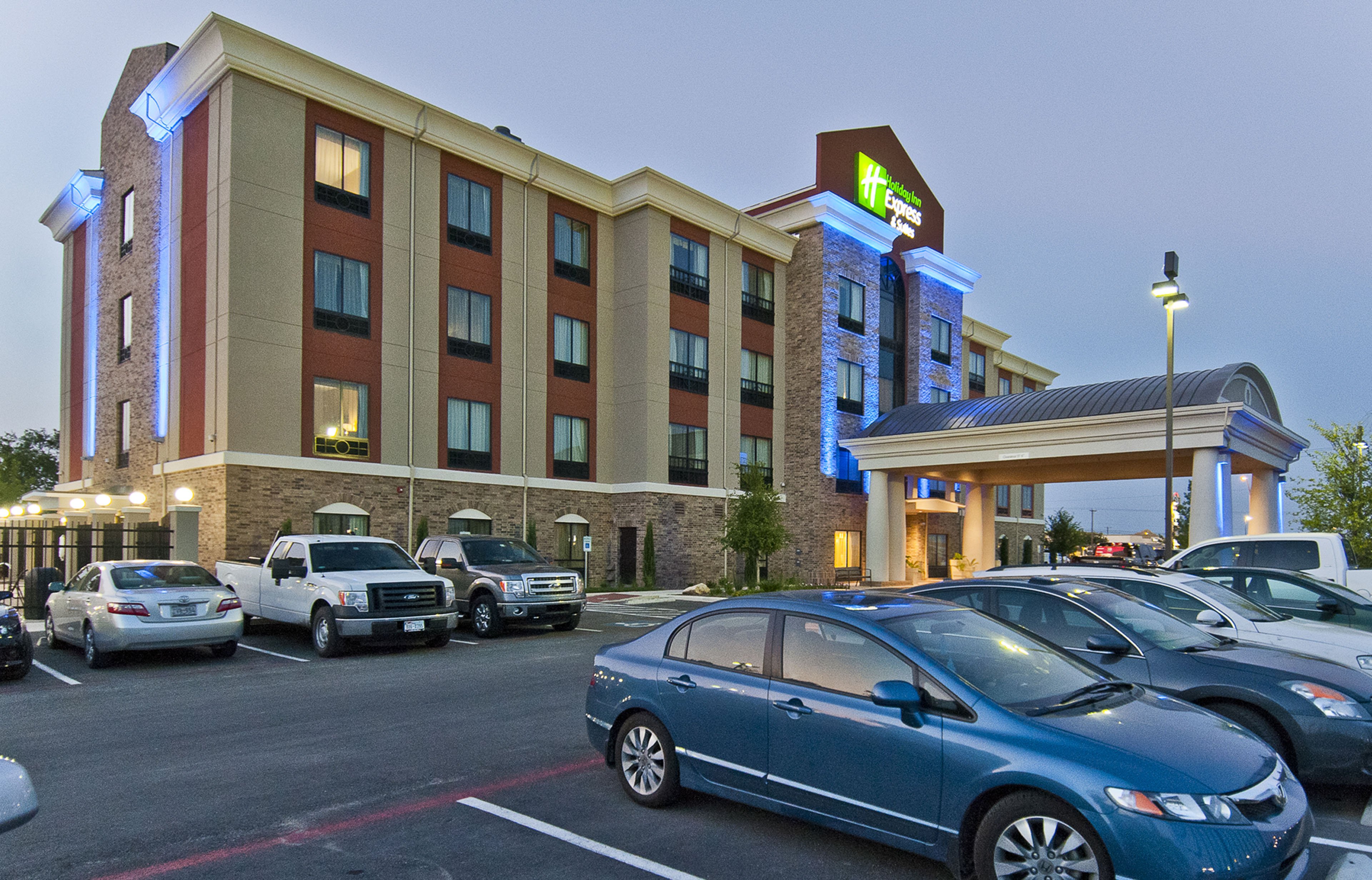 Holiday Inn Express Hotel & Suites