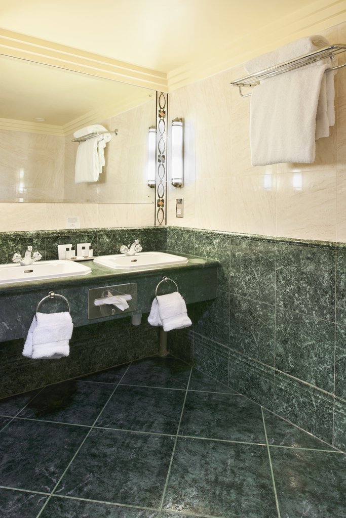 Crowne Plaza LIVERPOOL JOHN LENNON AIRPORT Room Type - Standard Double Room