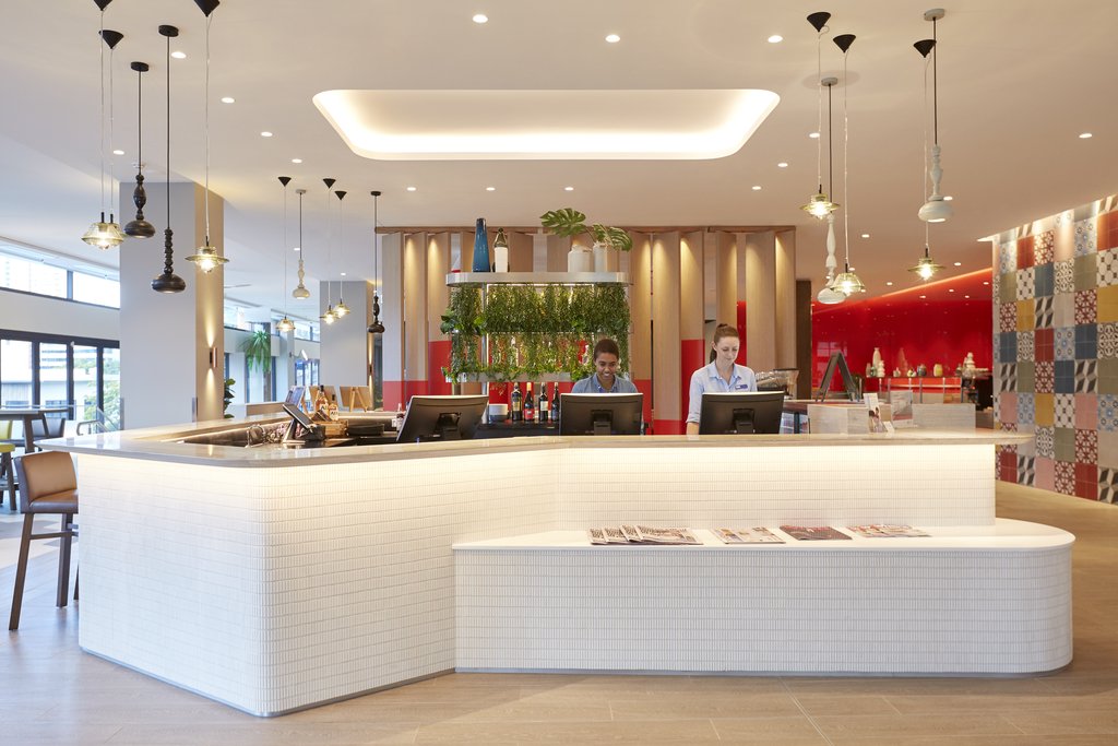 Holiday Inn Express Brisbane Central, an IHG Hotel - Front Desk