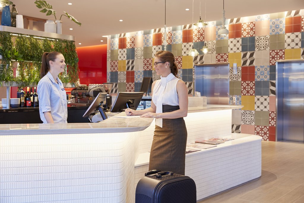 Holiday Inn Express Brisbane Central, an IHG Hotel - Front Desk