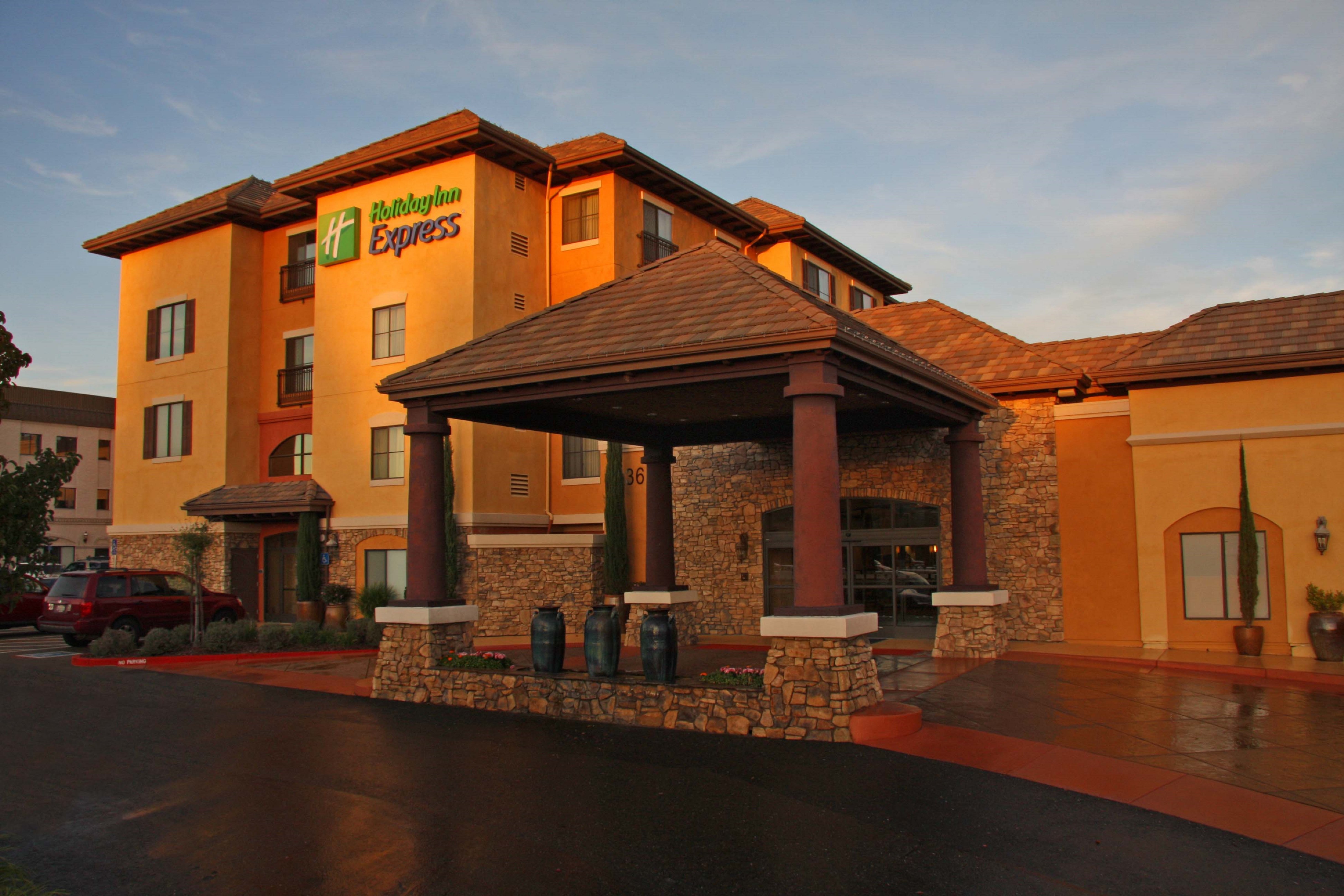 Holiday Inn Express Hotel & Suites