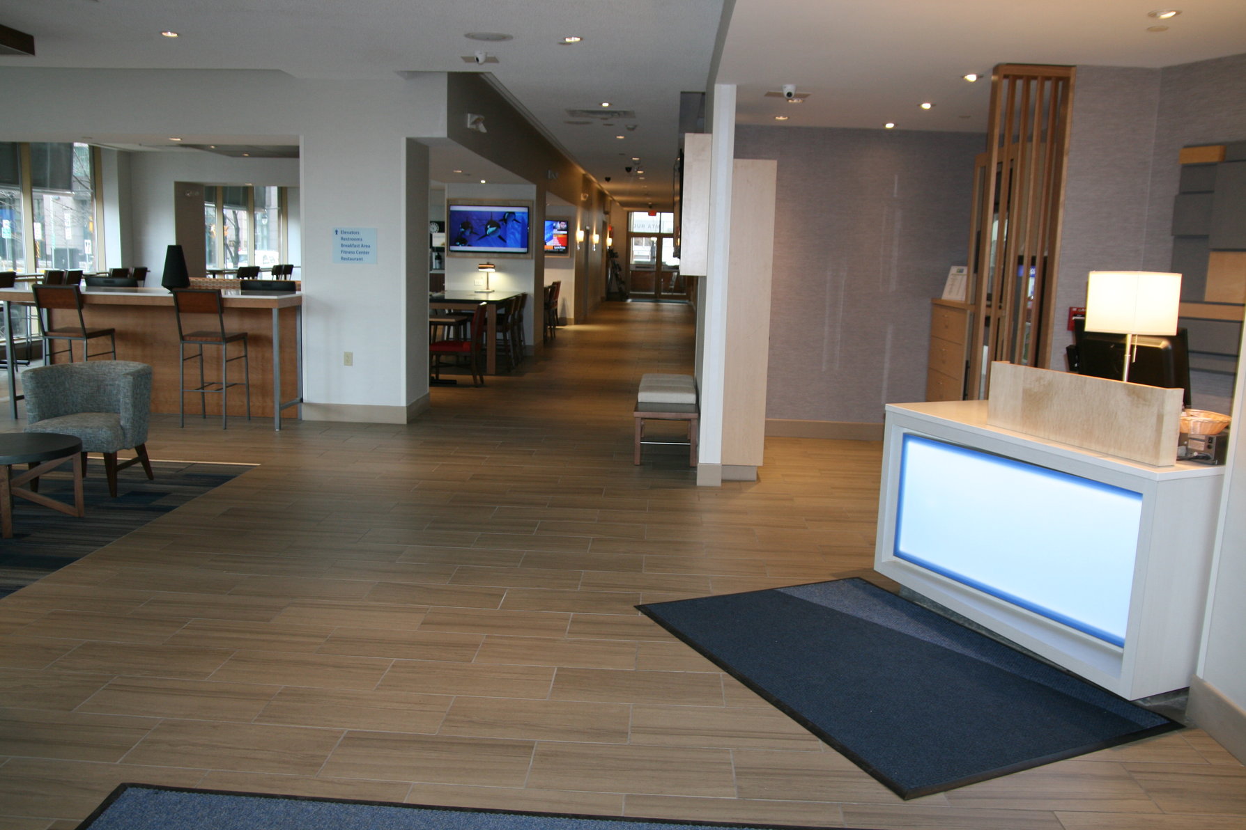 Main entrance to lobby leading to TGI Friday's and Breakfast