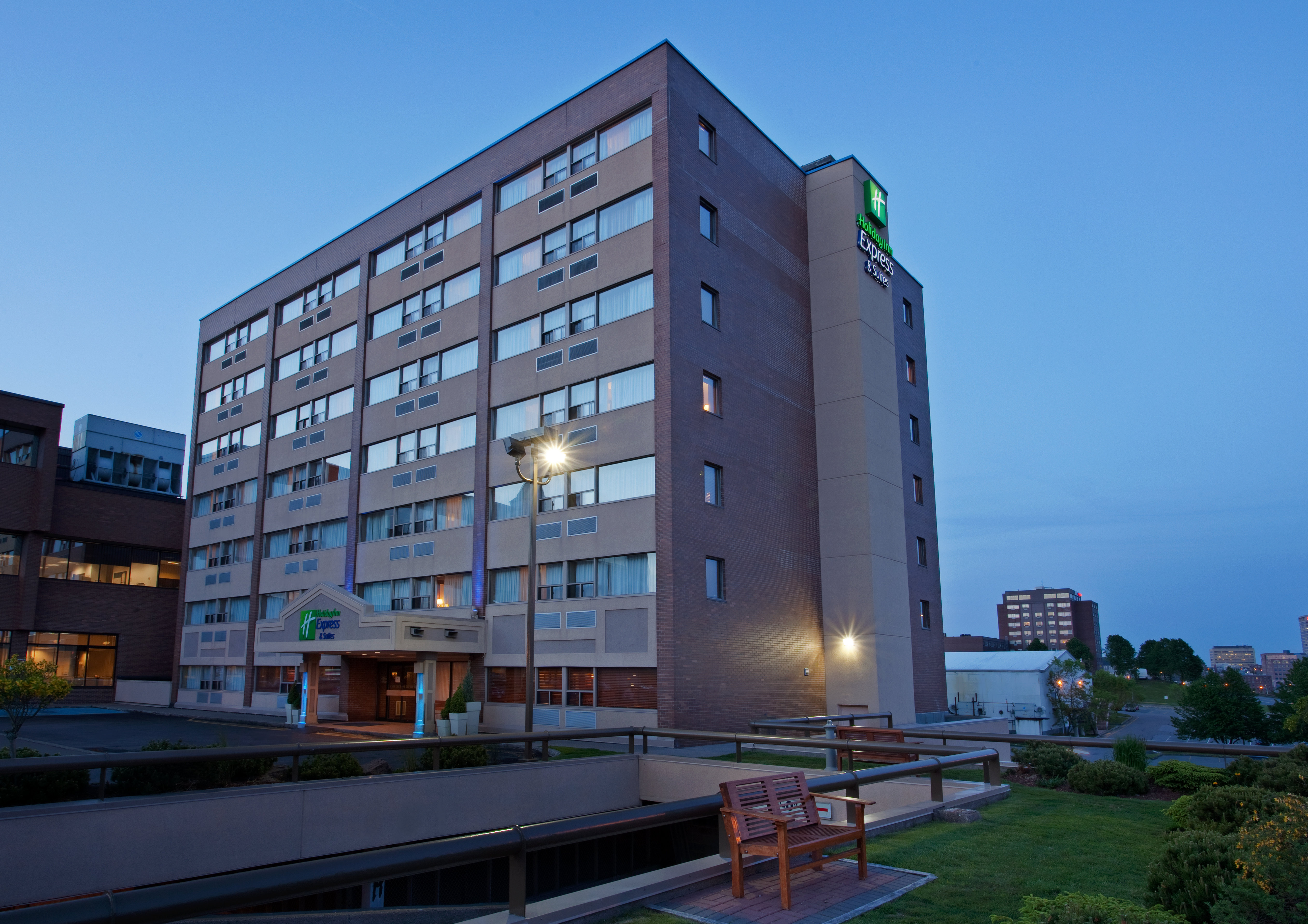 Holiday Inn Express Hotel & Suites