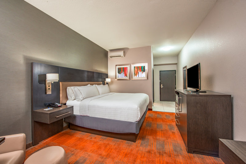 Holiday Inn Express and Suites Shawnee-Kansas City West