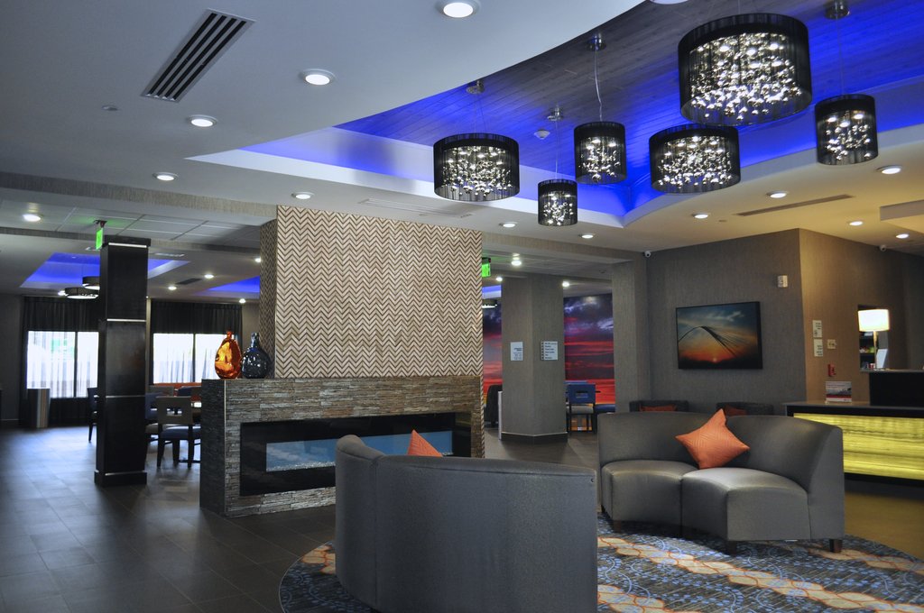 Lobby: Holiday Inn Express & Suites Oklahoma City Hotel  I35