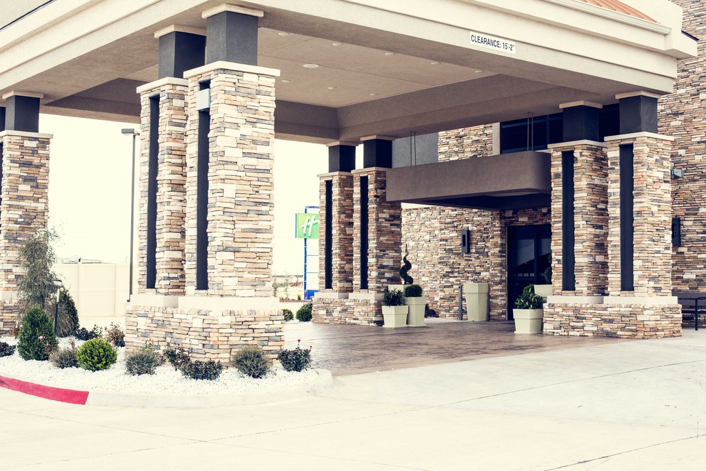 Entrance: Holiday Inn Express & Suites Oklahoma City Hotel I35