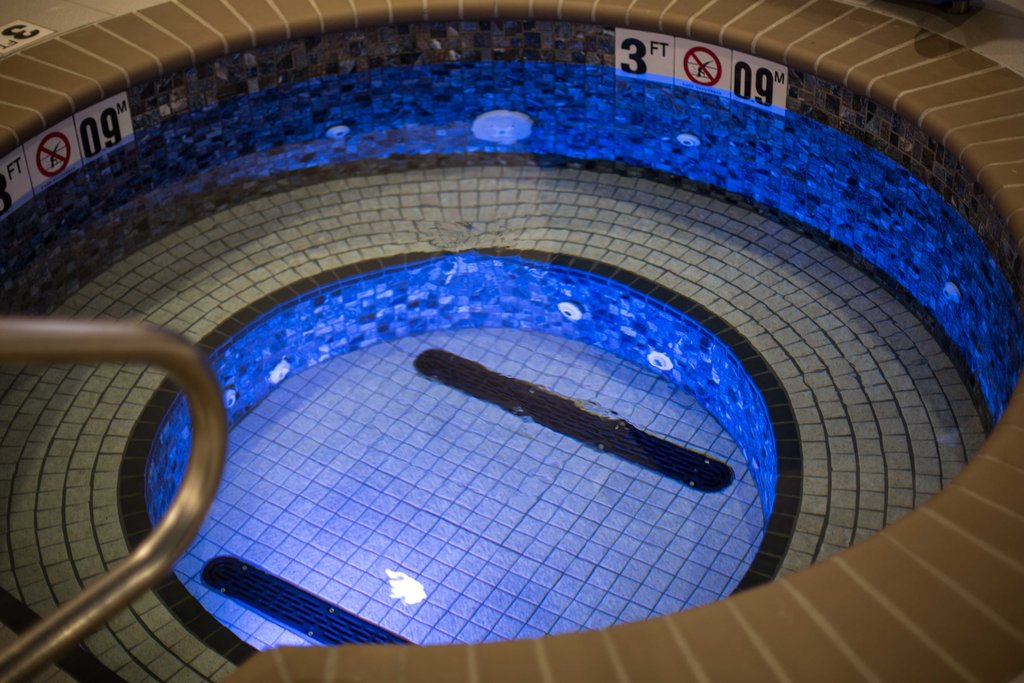 Whirlpool: Holiday Inn Express & Suites Oklahoma City Hotel I35
