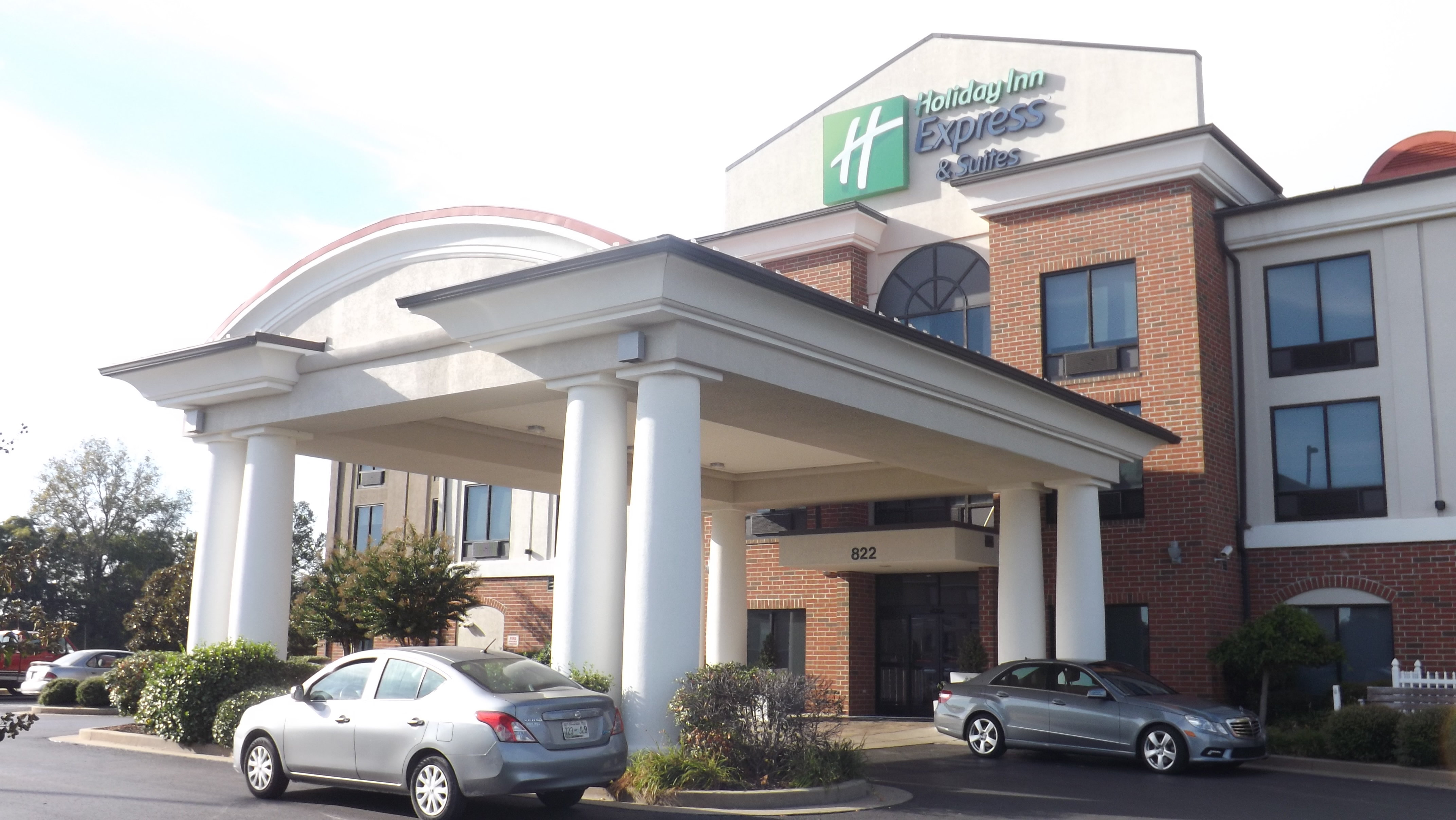 Holiday Inn Express Hotel & Suites