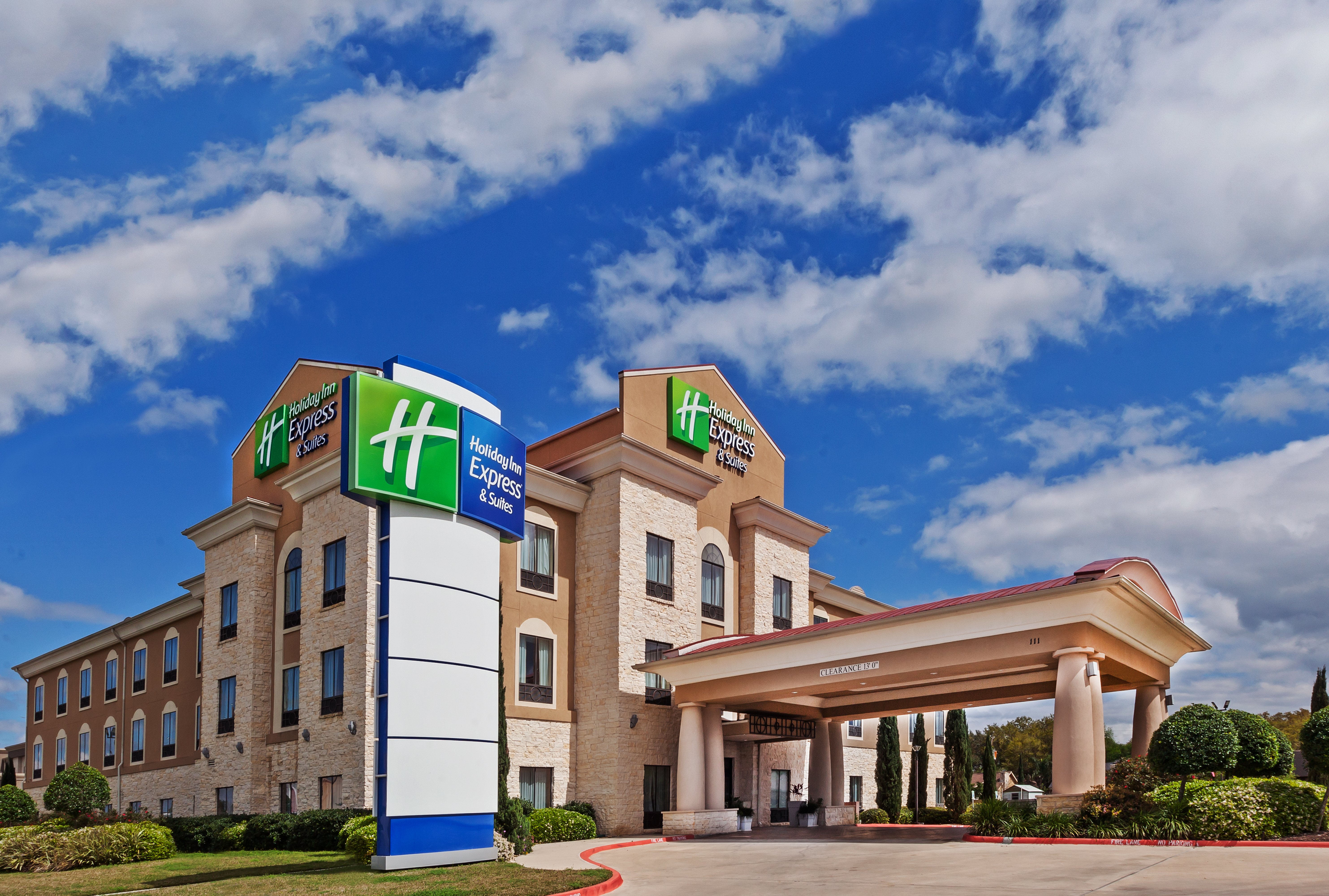Holiday Inn Express Hotel & Suites