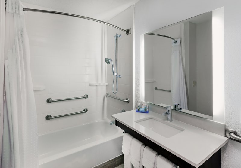 KING MOBILITY ACCESSIBLE TUB NONSMOKING