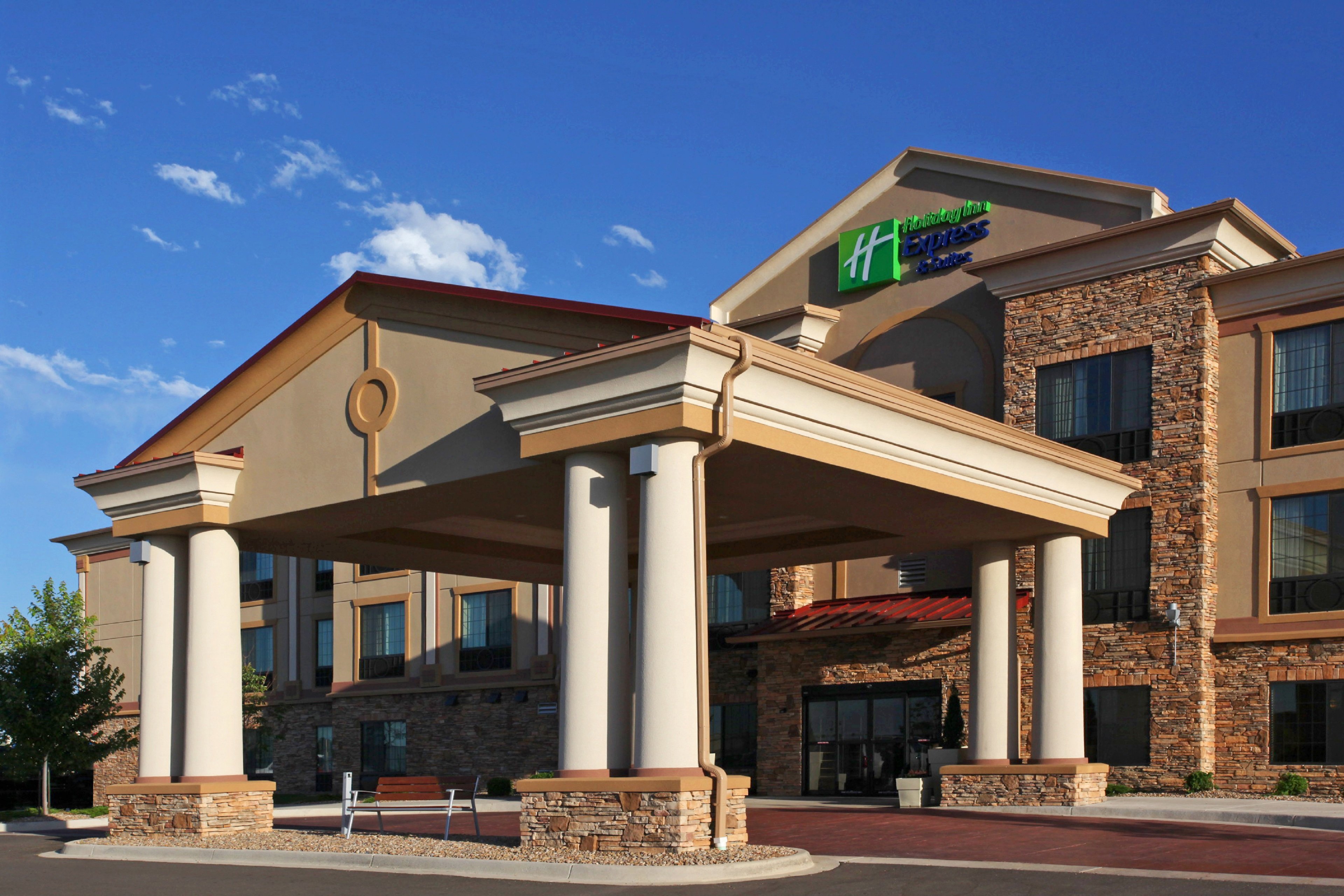 Holiday Inn Express Hotel & Suites