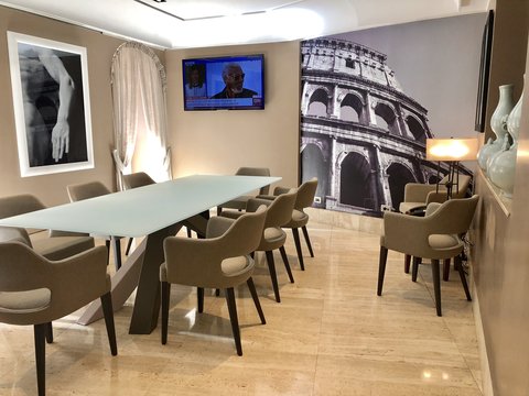 Boardroom with natural daylight can host a maximum of 10 people