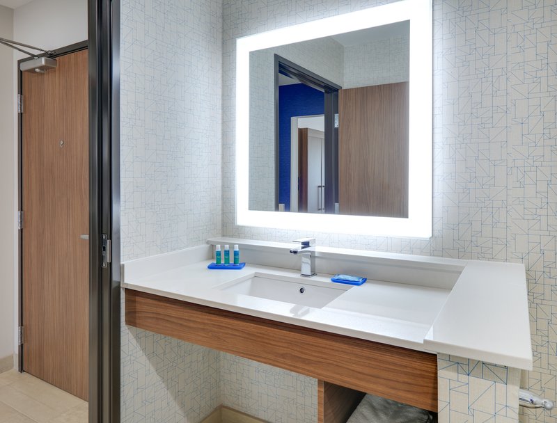 Holiday Inn Express and Suites Dallas – Northwest Highway