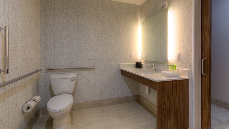 Holiday Inn Express and Suites Tulsa Midtown
