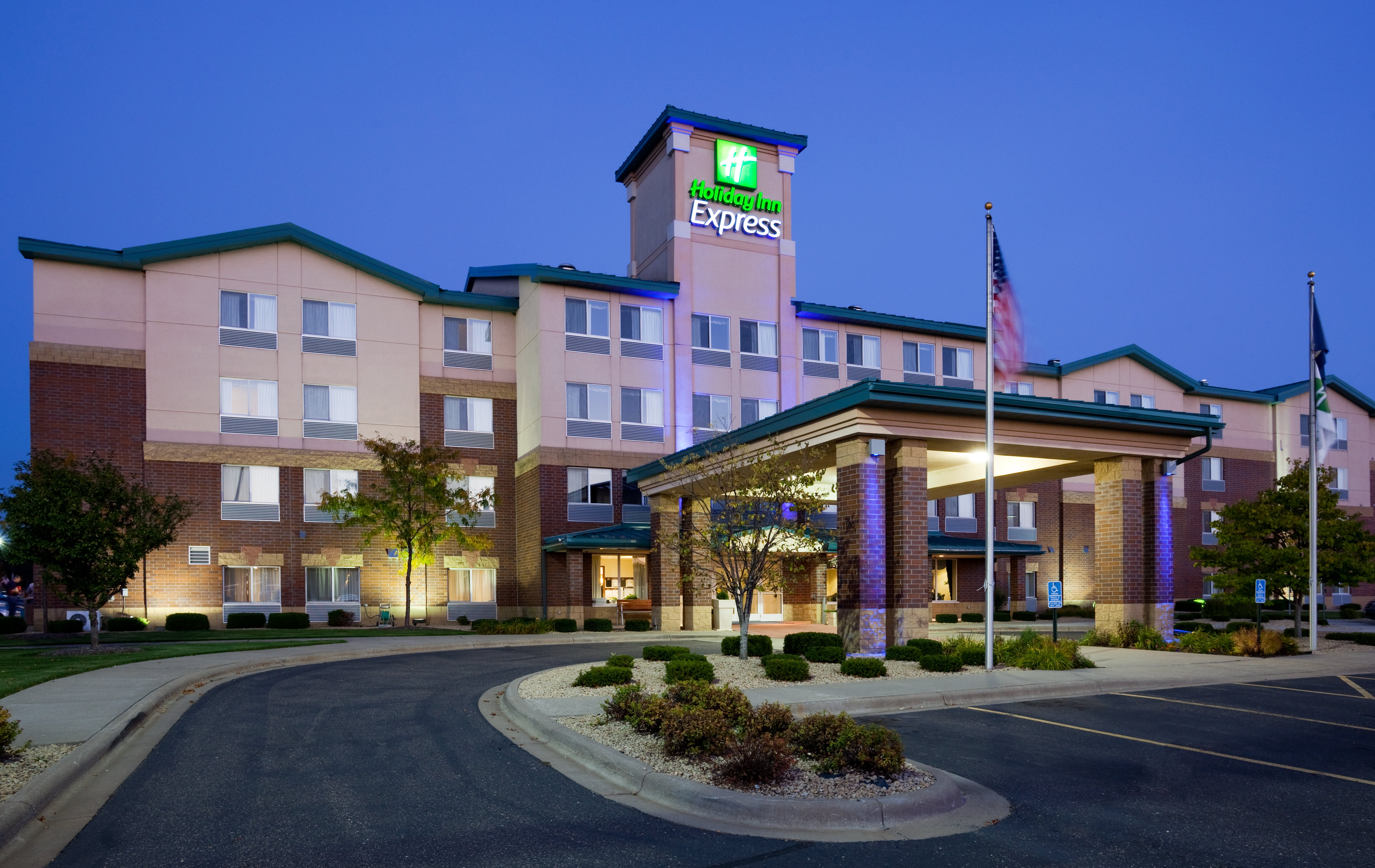 Holiday Inn Express & Suites St. Paul Ne