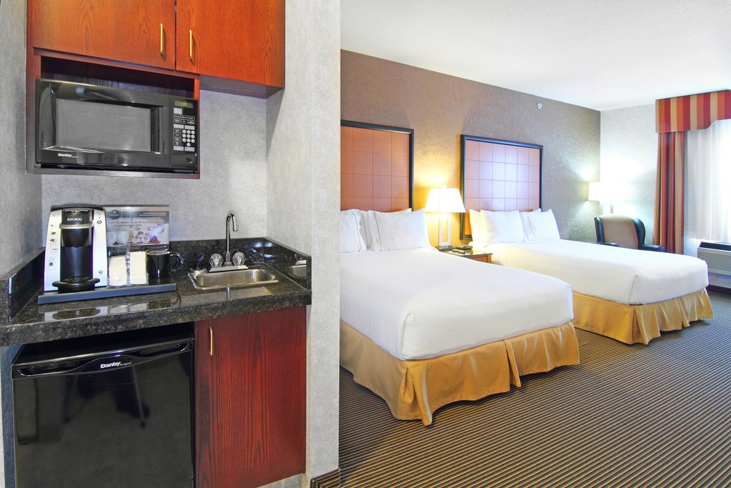 Holiday Inn Express & Suites Calgary South-Macleod Trail S Room Type - 2 Queen Suite Sofa Bed