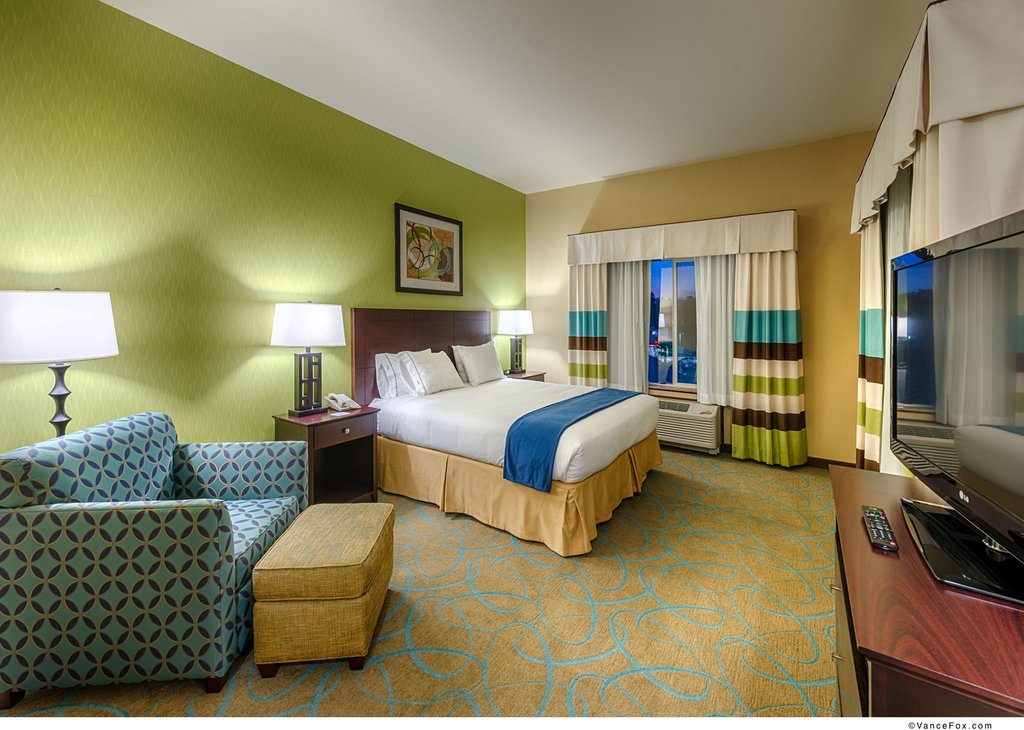 Holiday Inn Express & Suites / Red Bluff - South Redding Area