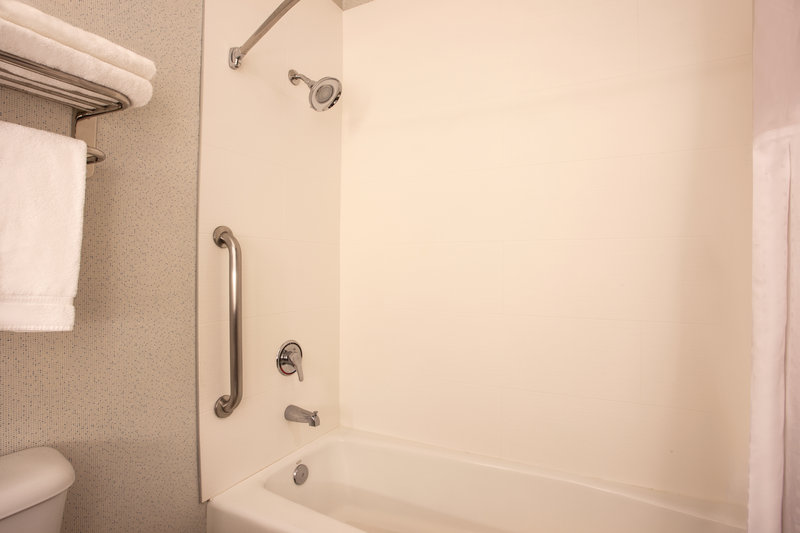 SUITE 2BD HEAR ACCESSIBLE TUB NOSMK