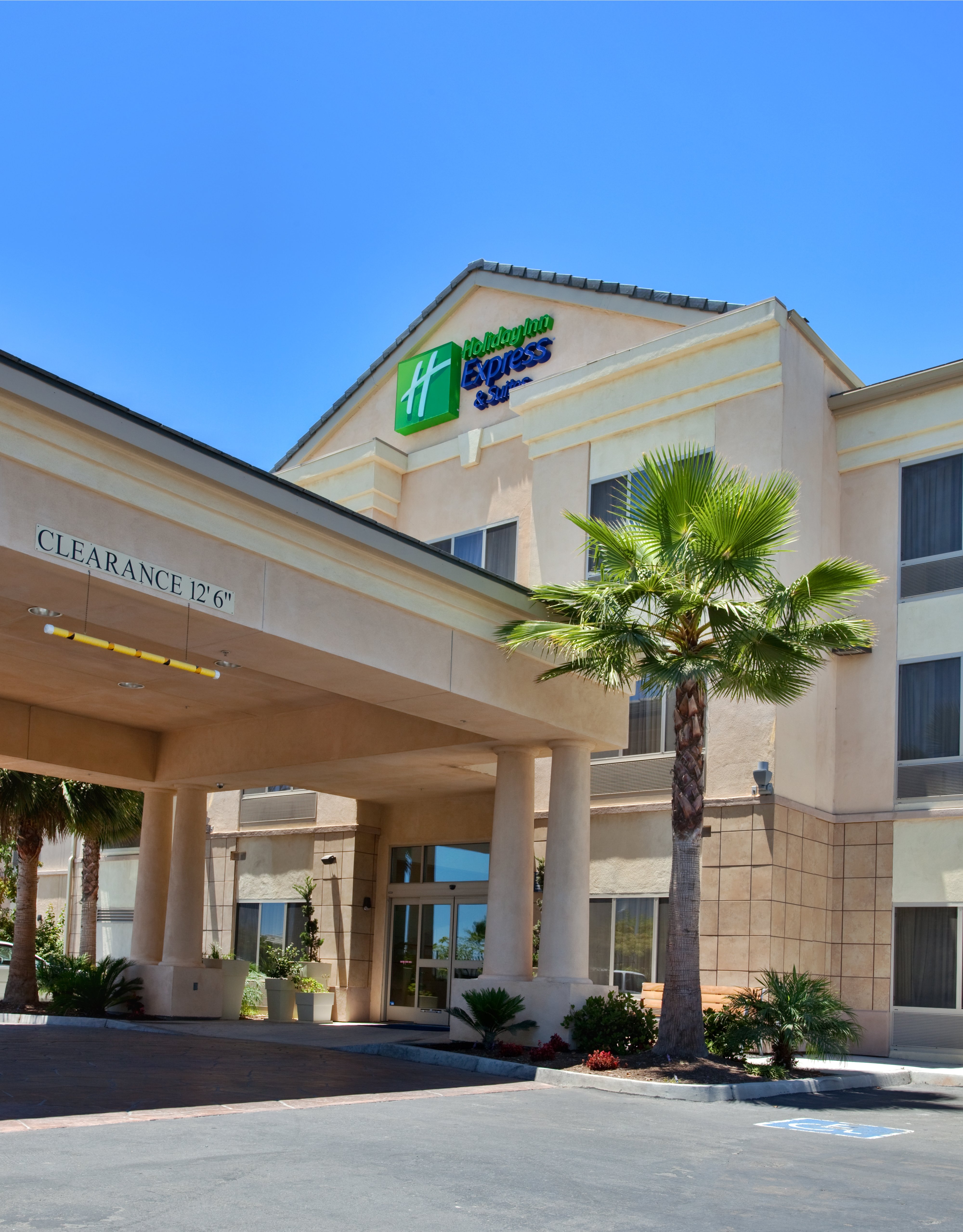 Holiday Inn Express Hotel & Suites