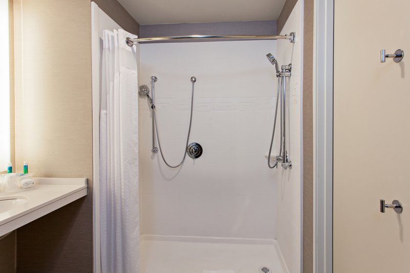 SUITE 1BD MOBILITY ACCESSIBLE TUB NOSMK