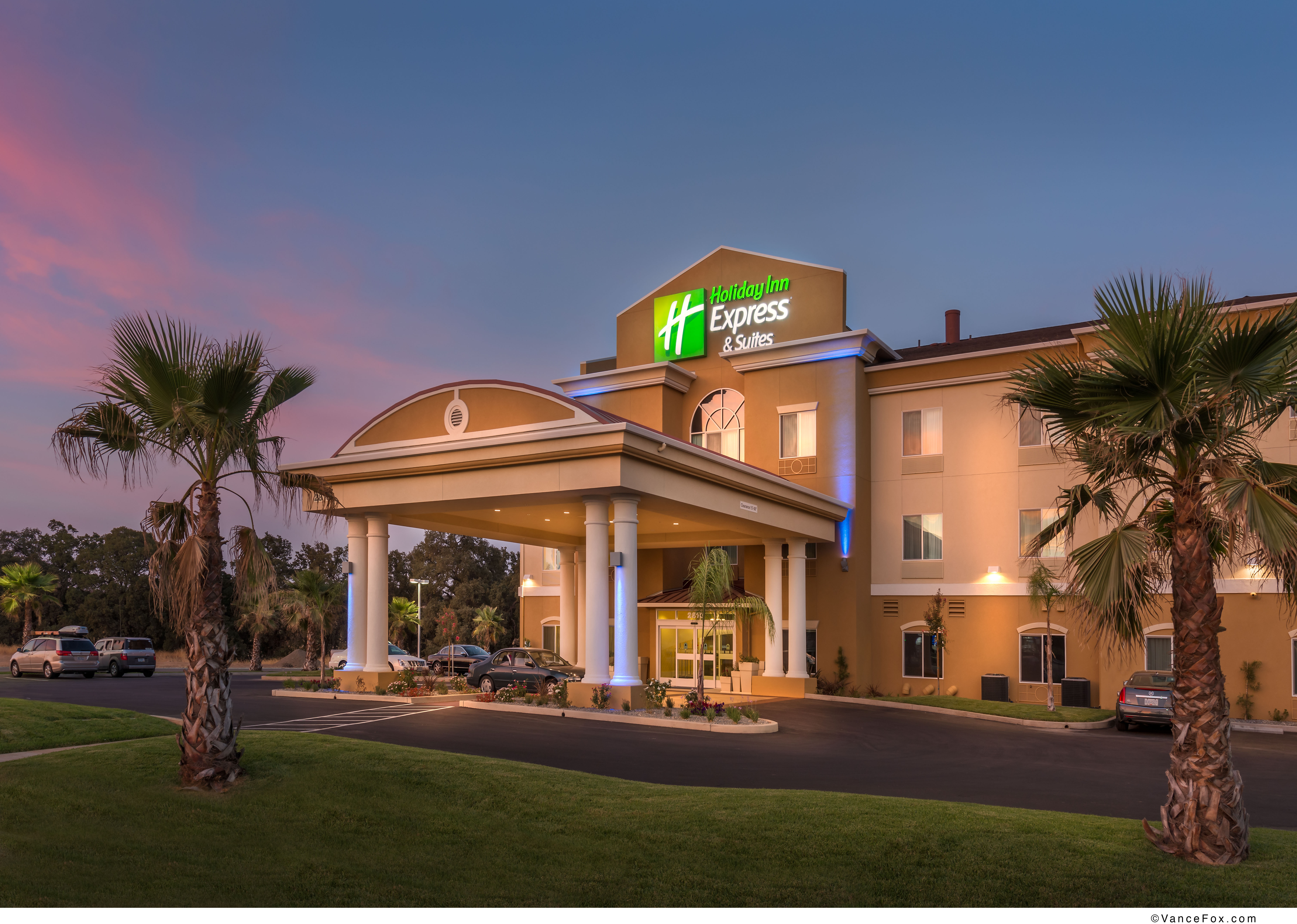 Holiday Inn Express & Suites Red Bluff