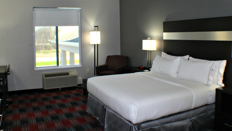 Holiday Inn Express and Suites Bonham