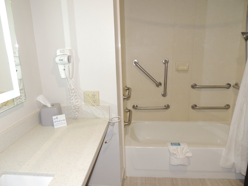 KING MOBILITY ACCESSIBLE TUB NONSMOKING