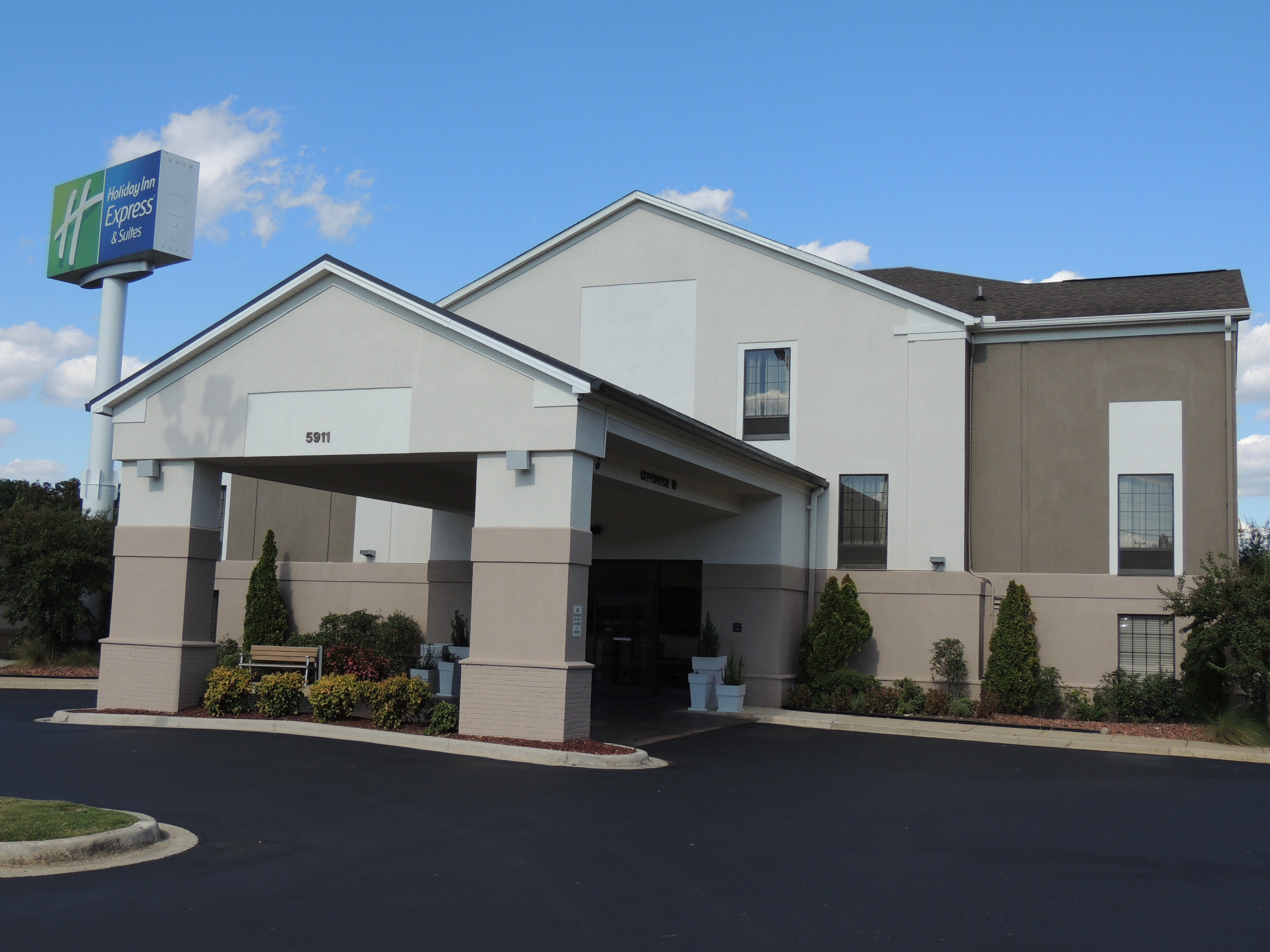 Holiday Inn Express/Suites Birmingham E
