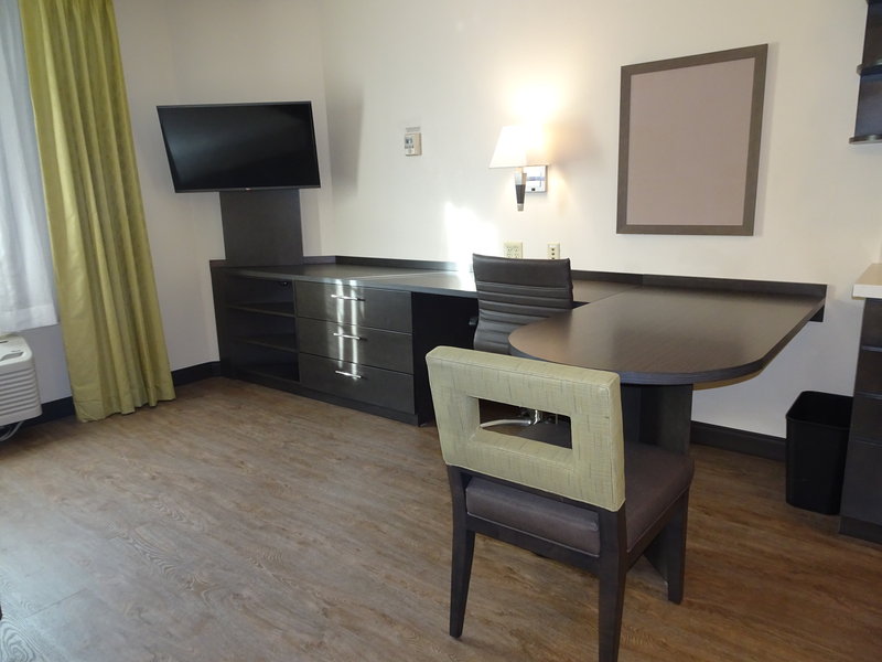 Candlewood Suites Richmond – West
