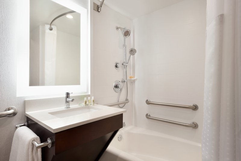 KING MOBILITY ACCESSIBLE TUB NONSMOKING